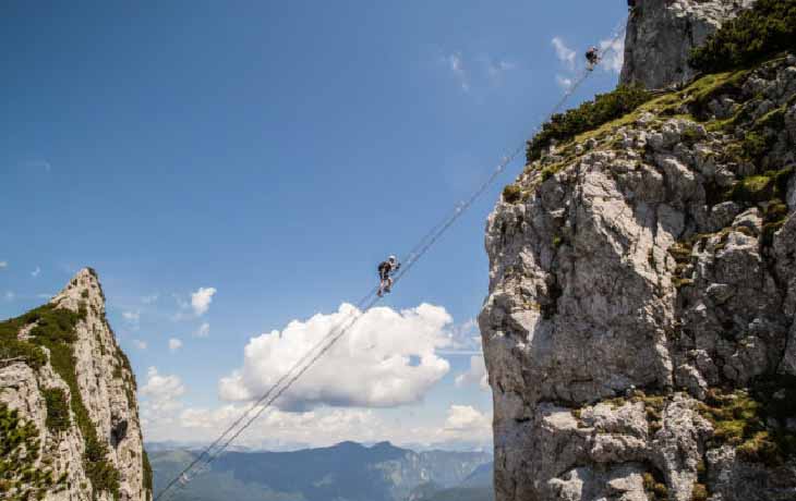 Turista muere al caer más de 90 metros desde una popular escalera colgante en Austria
