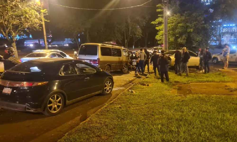 Hombre abandona a su familia en el vehículo tras ocasionar múltiple choque en Ciudad del Este