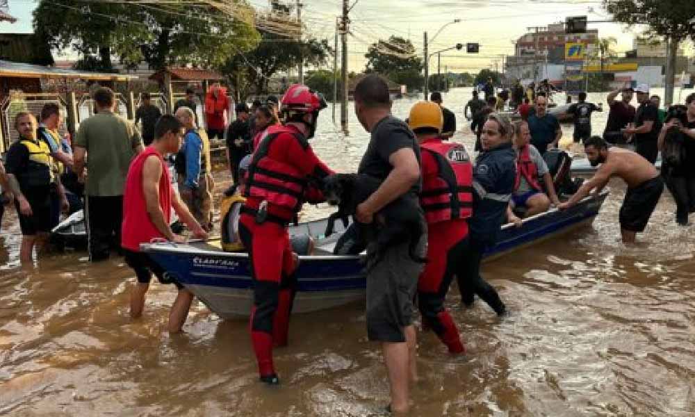 Bomberos paraguayos ayudan en rescate y asistencia de afectados por inundaciones en Brasil