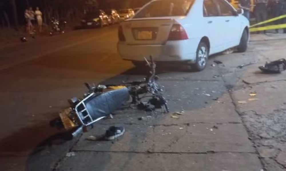 Adolescente en moto pierde la vida tras chocar contra vehículo de plataformas