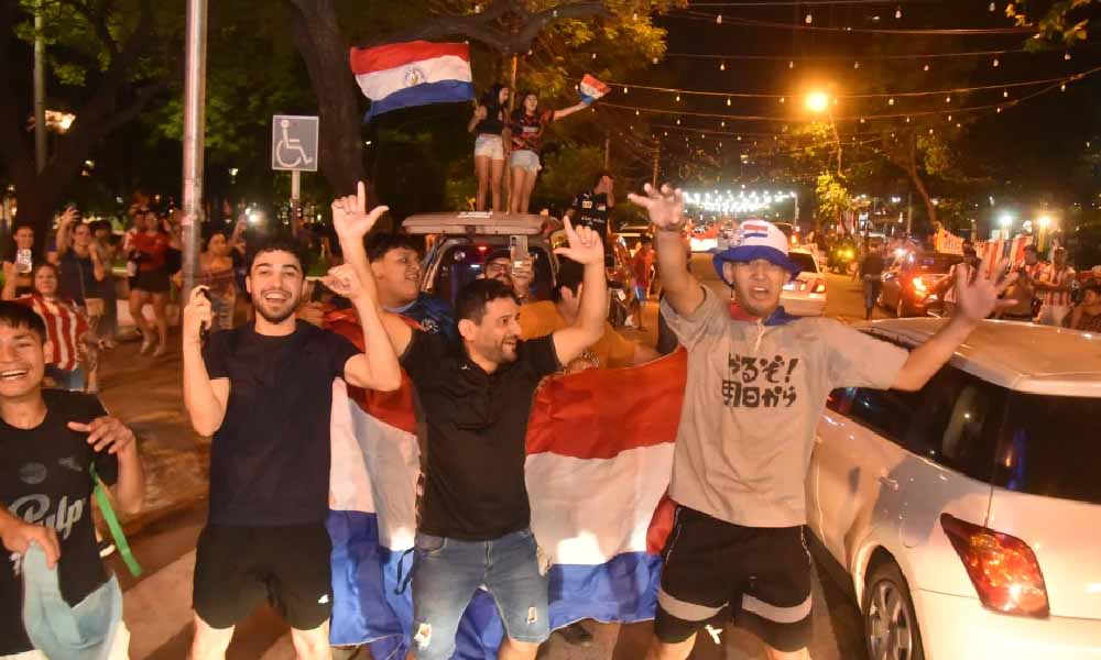 La euforia se apoderó de las calles tras el triunfo de Paraguay contra Argentina