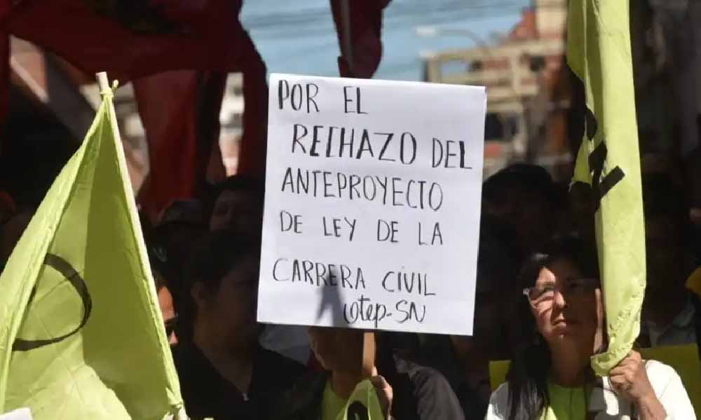 Senado inicia análisis de la carrera civil en medio de protestas de trabajadores que rechazan el proyecto