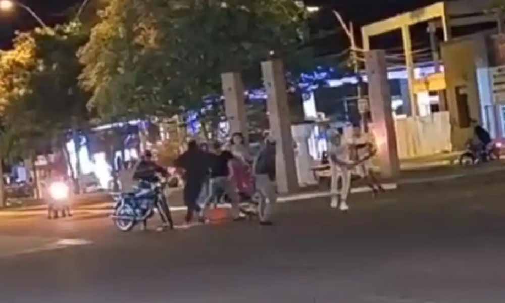 Pelea entre jóvenes en plena avenida marca el inicio del año en Concepción