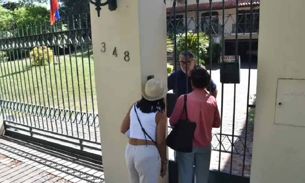 Venezolanos exigen atención a embajada en Paraguay tras cierre por conflicto diplomático