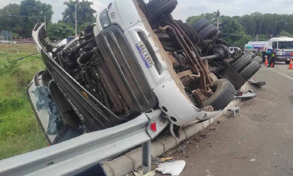 Un camión cargado con 33 toneladas de carne vuelca en Caacupé