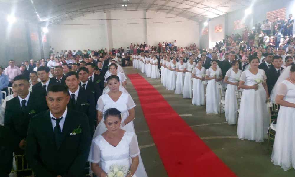 87 parejas unieron sus vidas en boda comunitaria en General Resquín