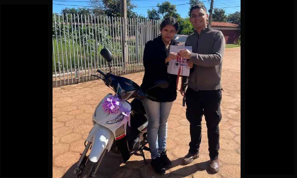 Le roban la moto y sus compañeros de facultad le regalan una nueva