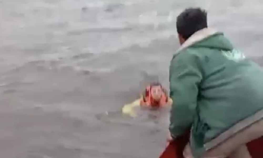 Salvan a cinco personas tras vuelco de deslizadora en el río Paraguay