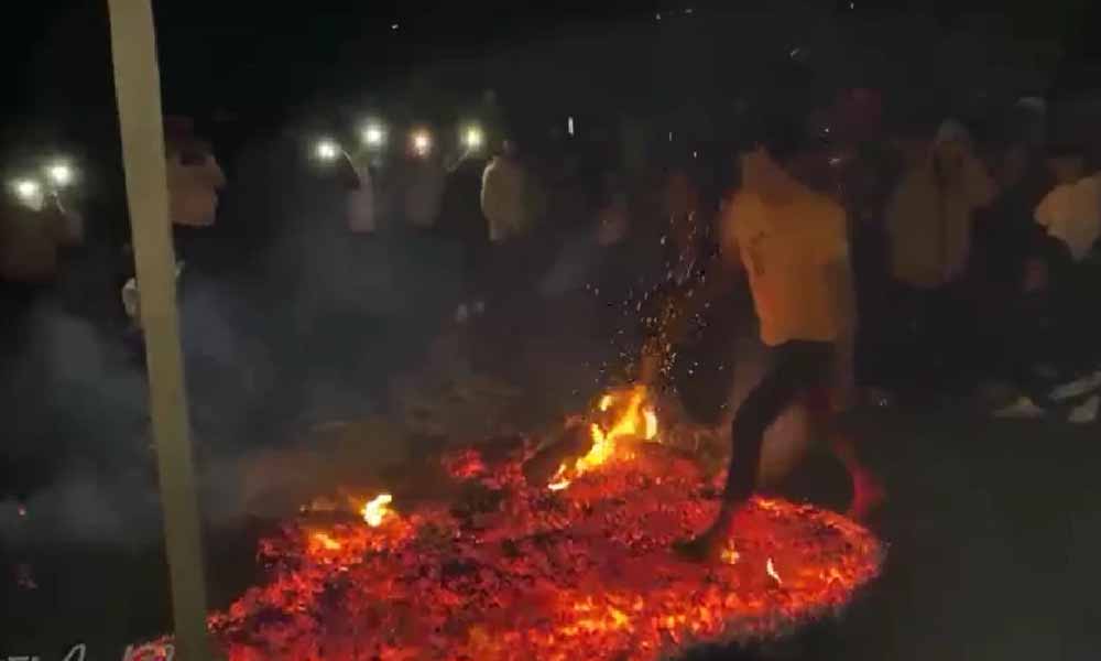 Fiesta de San Juan: Solitario devoto desafía las brasas en Puerto Casado