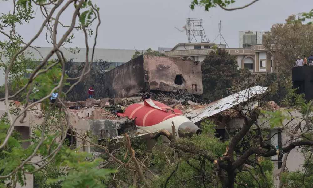 Entre cuerpos y fuego, así escapó el único superviviente del vuelo que se estrelló en India