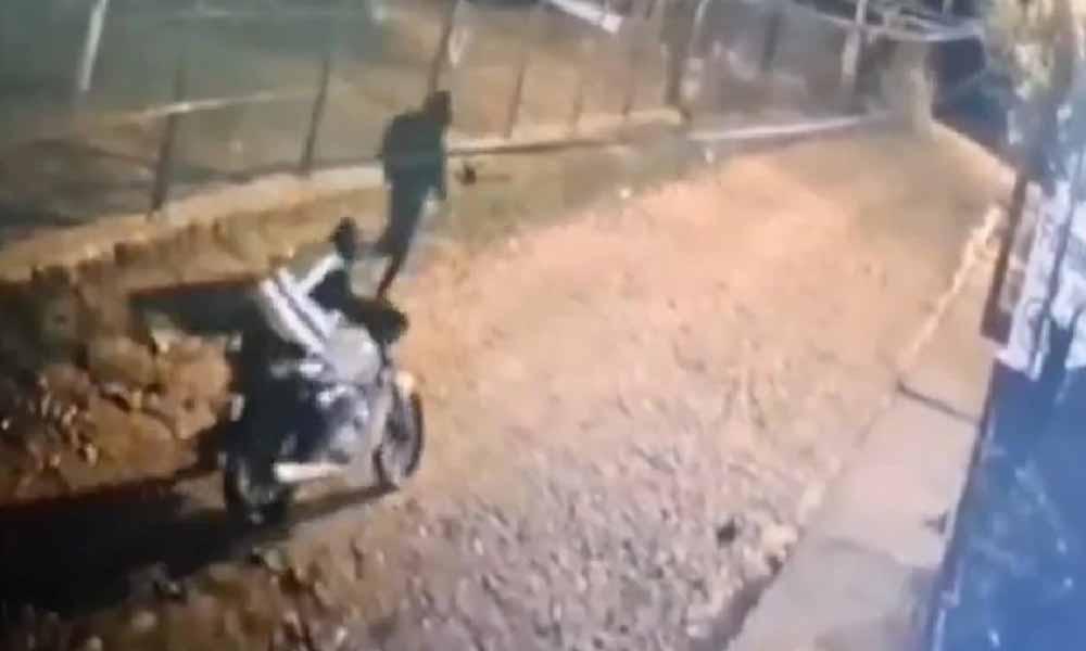 Motochorros asaltan a dos mujeres que iban a la misa en Limpio