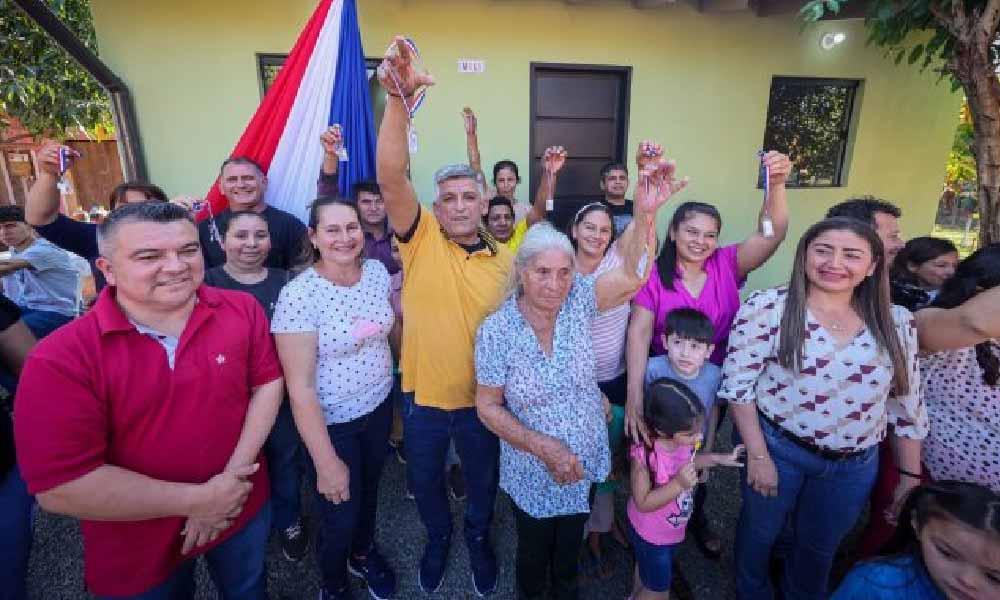 Familias de Coronel Oviedo recibieron llaves de sus nuevas viviendas
