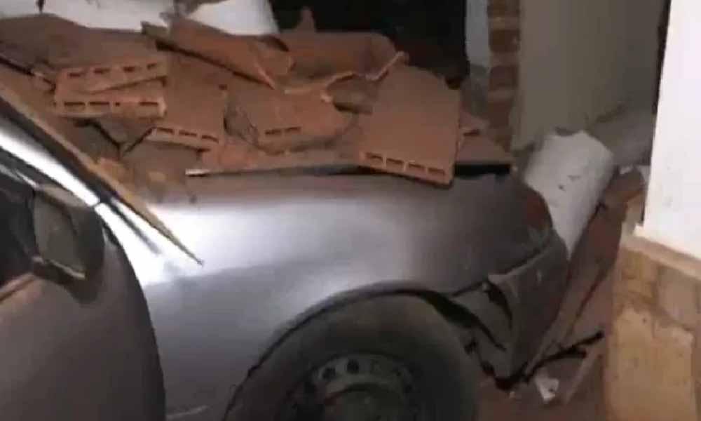 Policía ebrio estrella su vehículo contra una casa tras festejo por Día de la Amistad