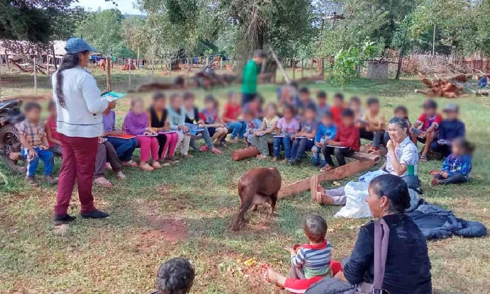 Niños dan clases a la intemperie tras violento desalojo en Curuguaty