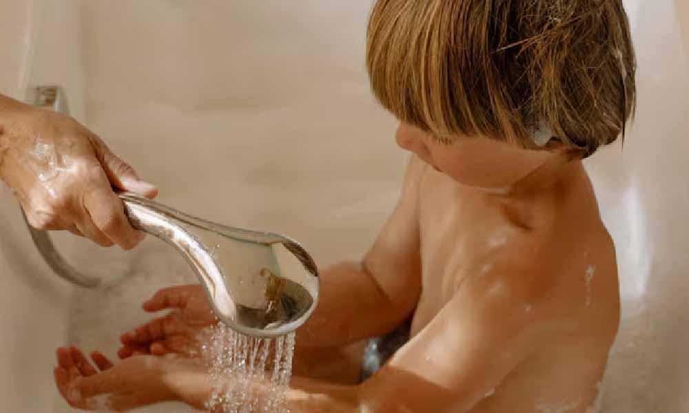 Pediatra recomienda bañar a los niños 2 a 3 veces por semana en invierno