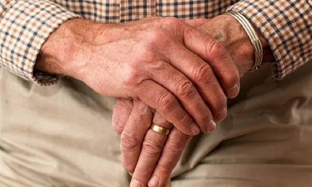 Fiscalía imputa a cuidadora tras maltratar a un abuelo