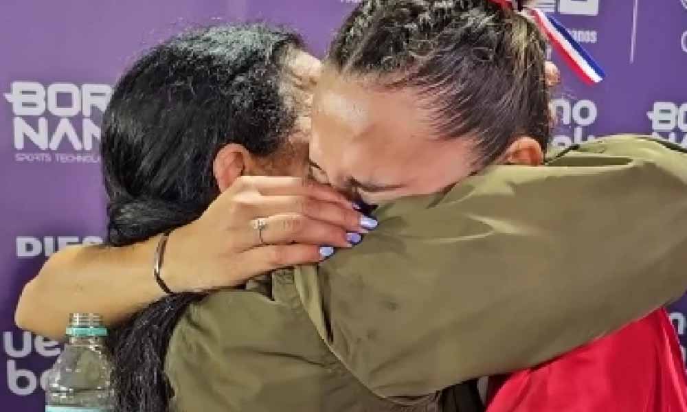 Alegría y orgullo por el bronce: El emotivo abrazo de una atleta a su madre en los ASU2025