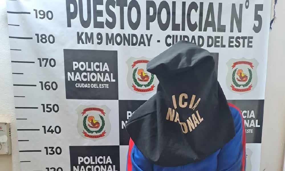 Policía detiene a hombre que amenazó con un puñal a su pareja