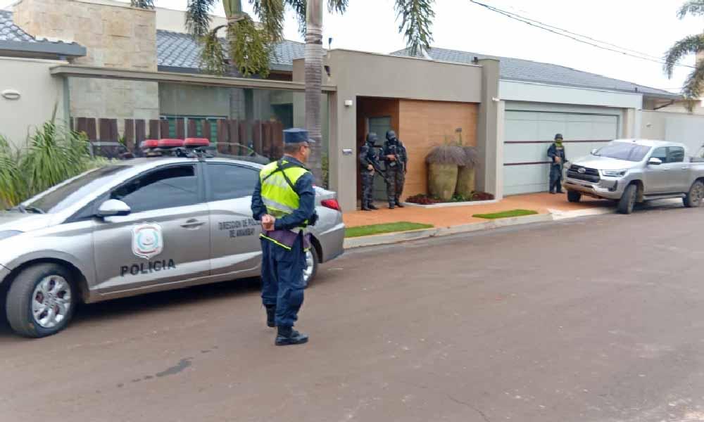 Ex contador de Lalo Gomes intenta sacarse la vida durante allanamiento a su casa, reporta la Policía