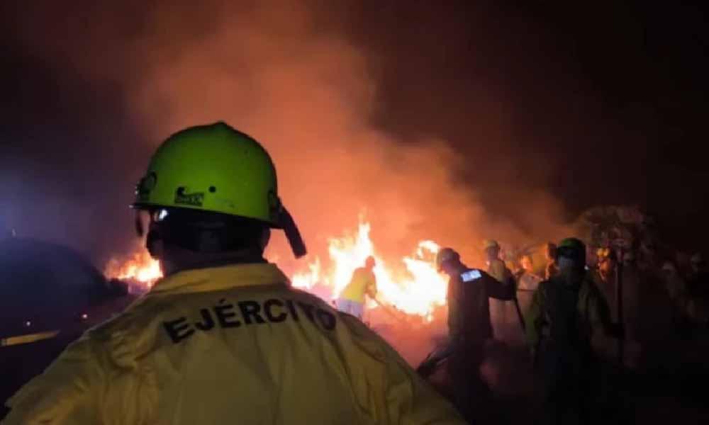 Bomberos y más de 100 militares controlan incendio forestal en el Chaco