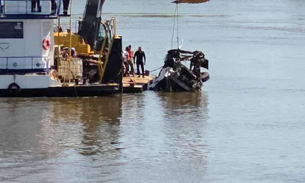 Tras seis horas de trabajos, sacan a flote cabina de camión sojero que cayó al río Paraguay