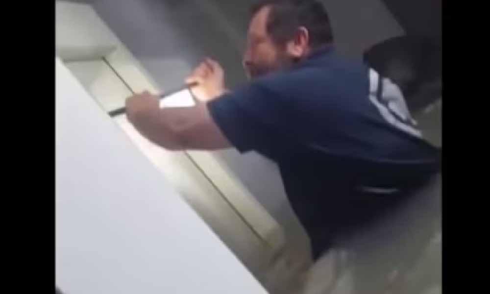 Un hombre y su perro fueron rescatados tras quedar atrapados en un ascensor inundado