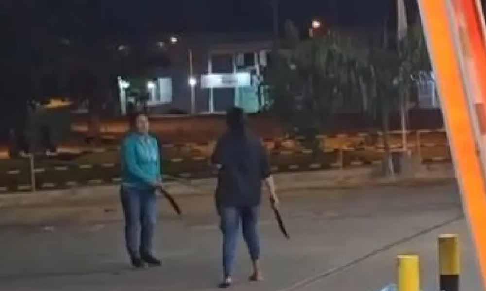 Mujeres se desafían con machetes en una gasolinera de Yby Yaú