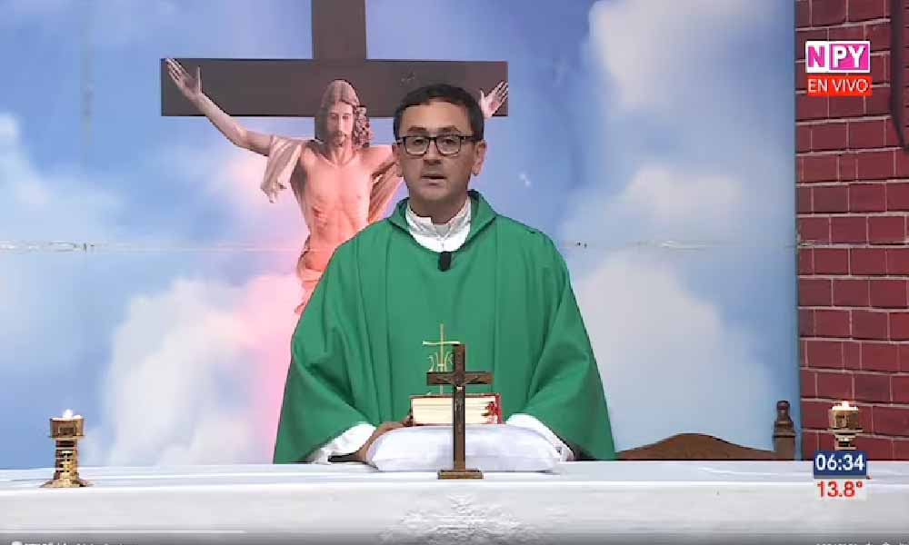 “Imboriahu la ore vela”: sacerdote pide ayuda al aire para celebrar dignamente la misa