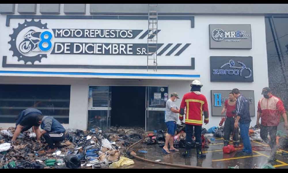 Millonaria perdida dejó el incendio de un local de repuestos para motos en Coronel Oviedo