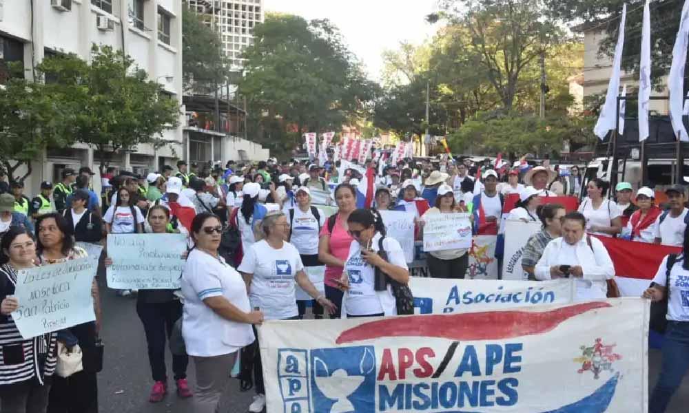 Enfermeros salen a calles por falta de insumos y denuncian mal uso de recursos en Salud