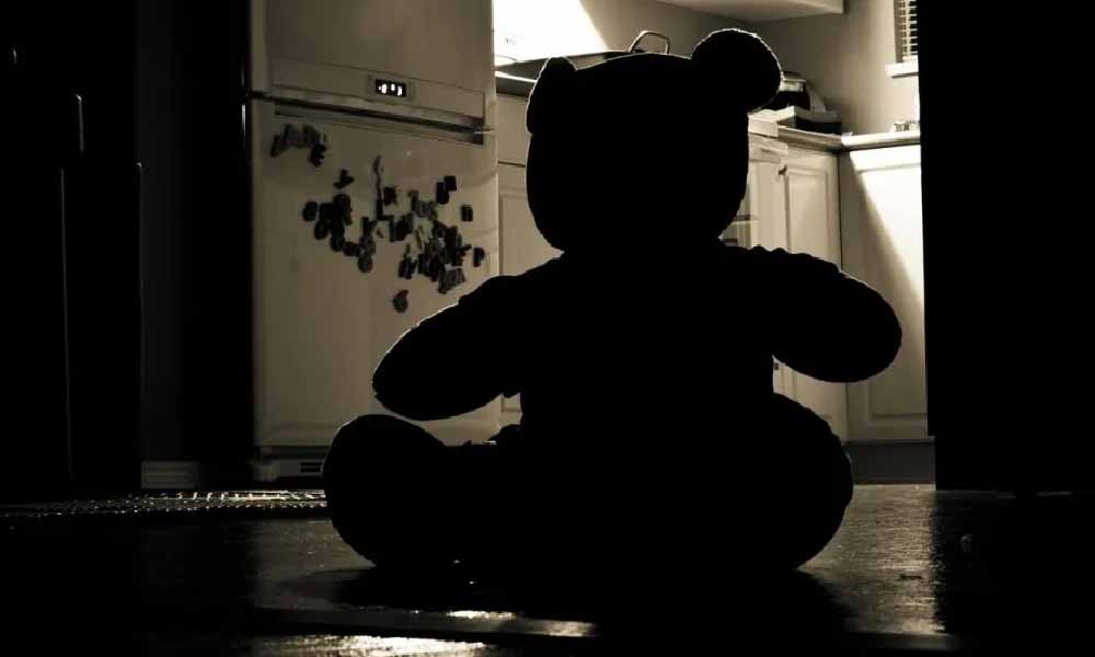 Policía detiene a una madre que habría consentido que su ex pareja abusara de su hija