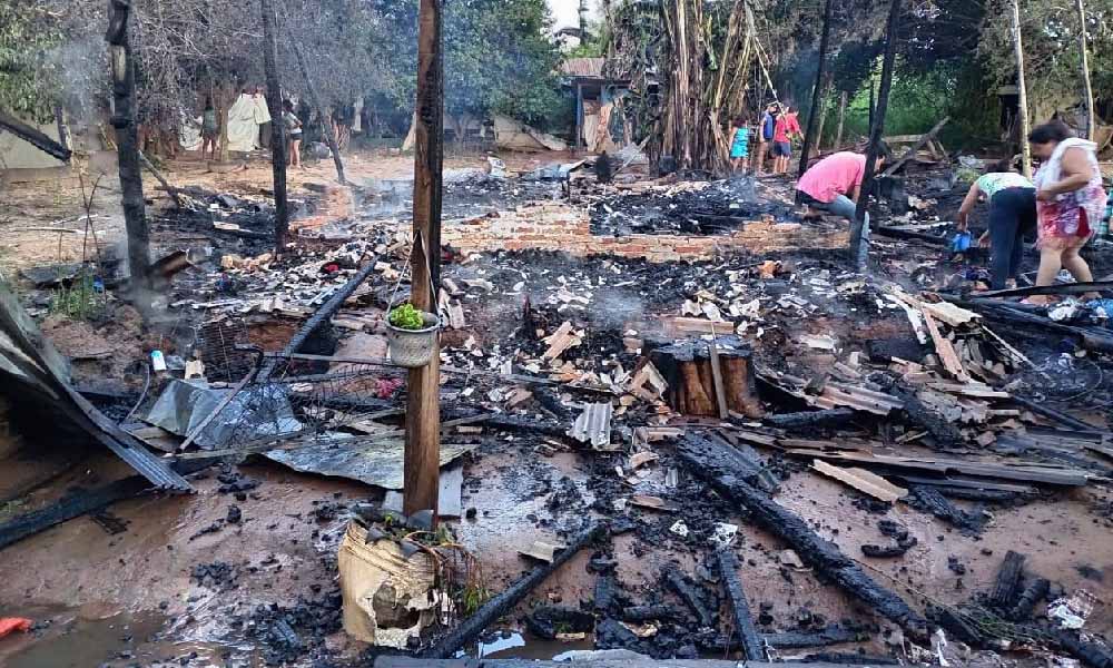 Incendio dejó a una familia sin hogar en Coronel Oviedo: piden ayuda solidaria