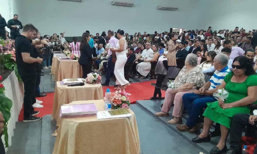 Torrencial lluvia no fue impedimento para que 220 parejas se juren amor eterno