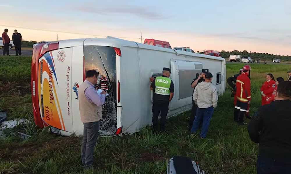 Vuelco de bus con alumnos en Coronel Oviedo: 30 hospitalizados, 4 quedarán internados