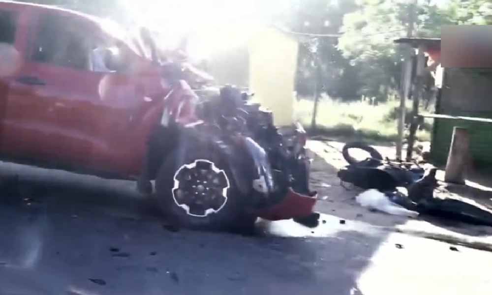 Ebrio atropella a tres motociclistas, un camión tumba y causa una muerte