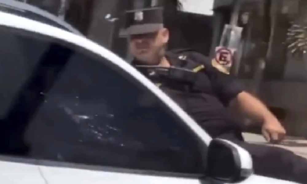 Abogado asegura que conductora sufre de trastorno y que el policía subió sobre el parabrisas